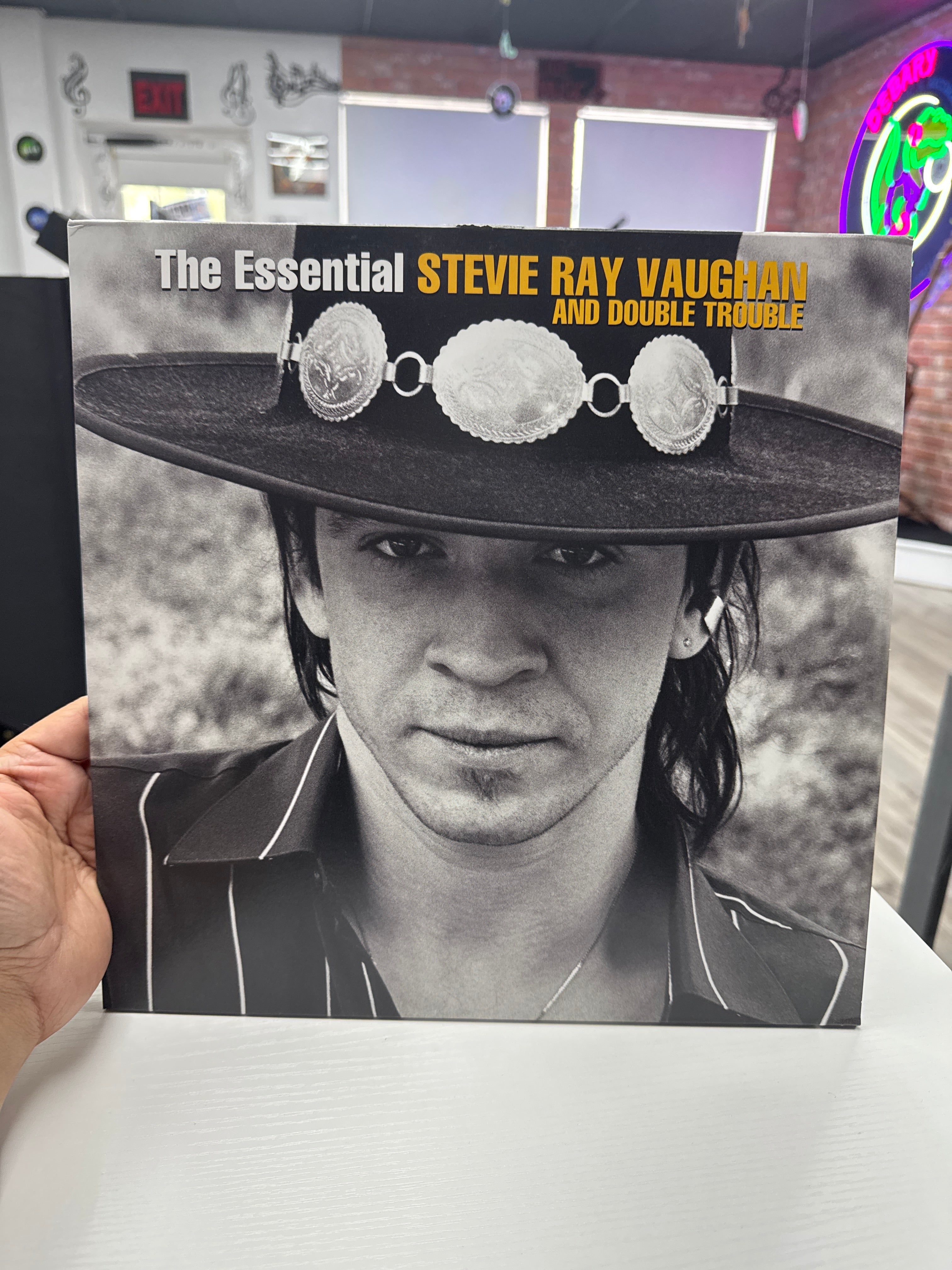STEVIE RAY VAUGHAN AND DOUBLE TROUBLE* - THE ESSENTIAL STEVIE RAY VAUGHAN AND DOUBLE TROUBLE