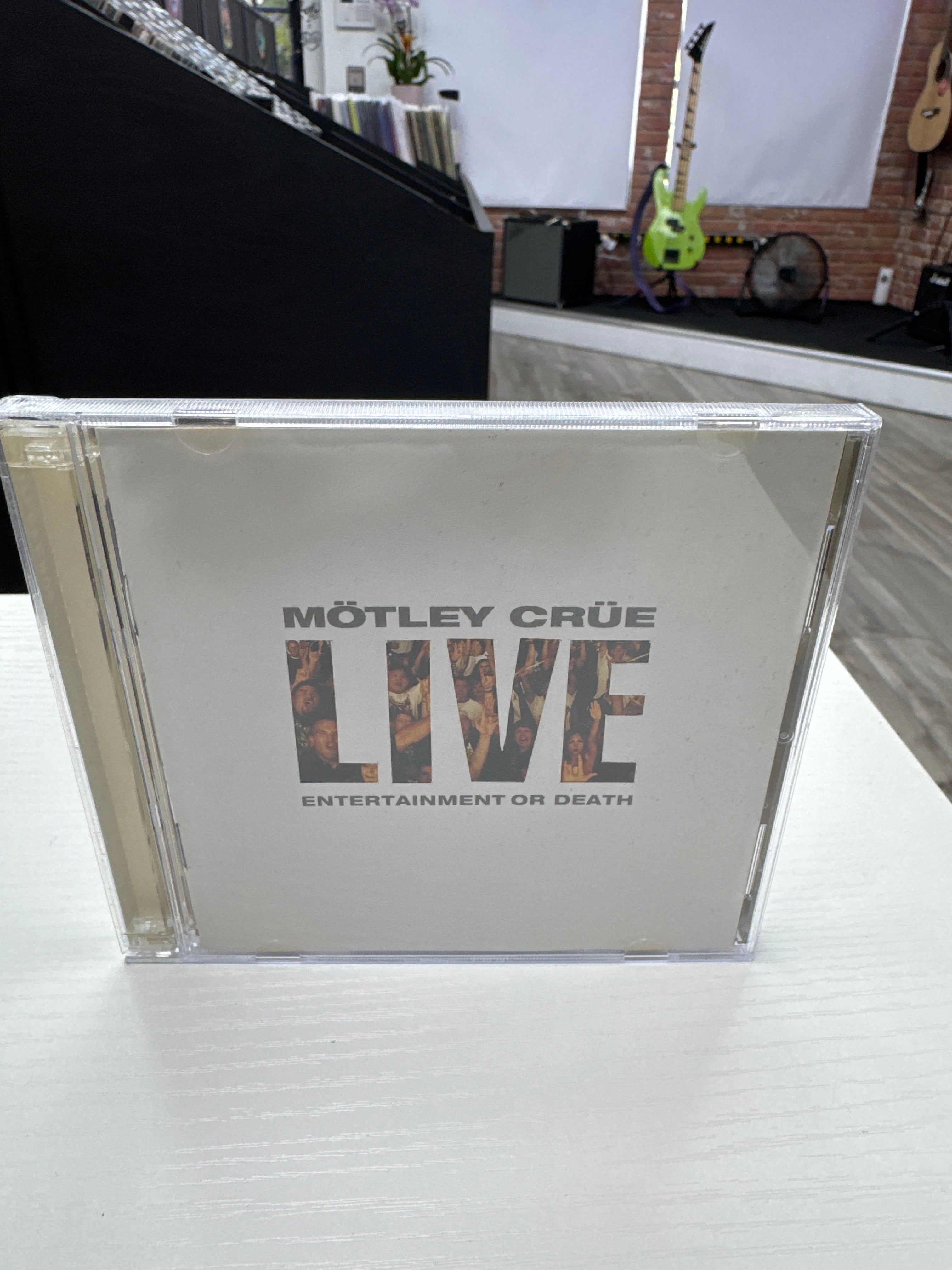 MÖTLEY CRÜE - LIVE: ENTERTAINMENT OR DEATH