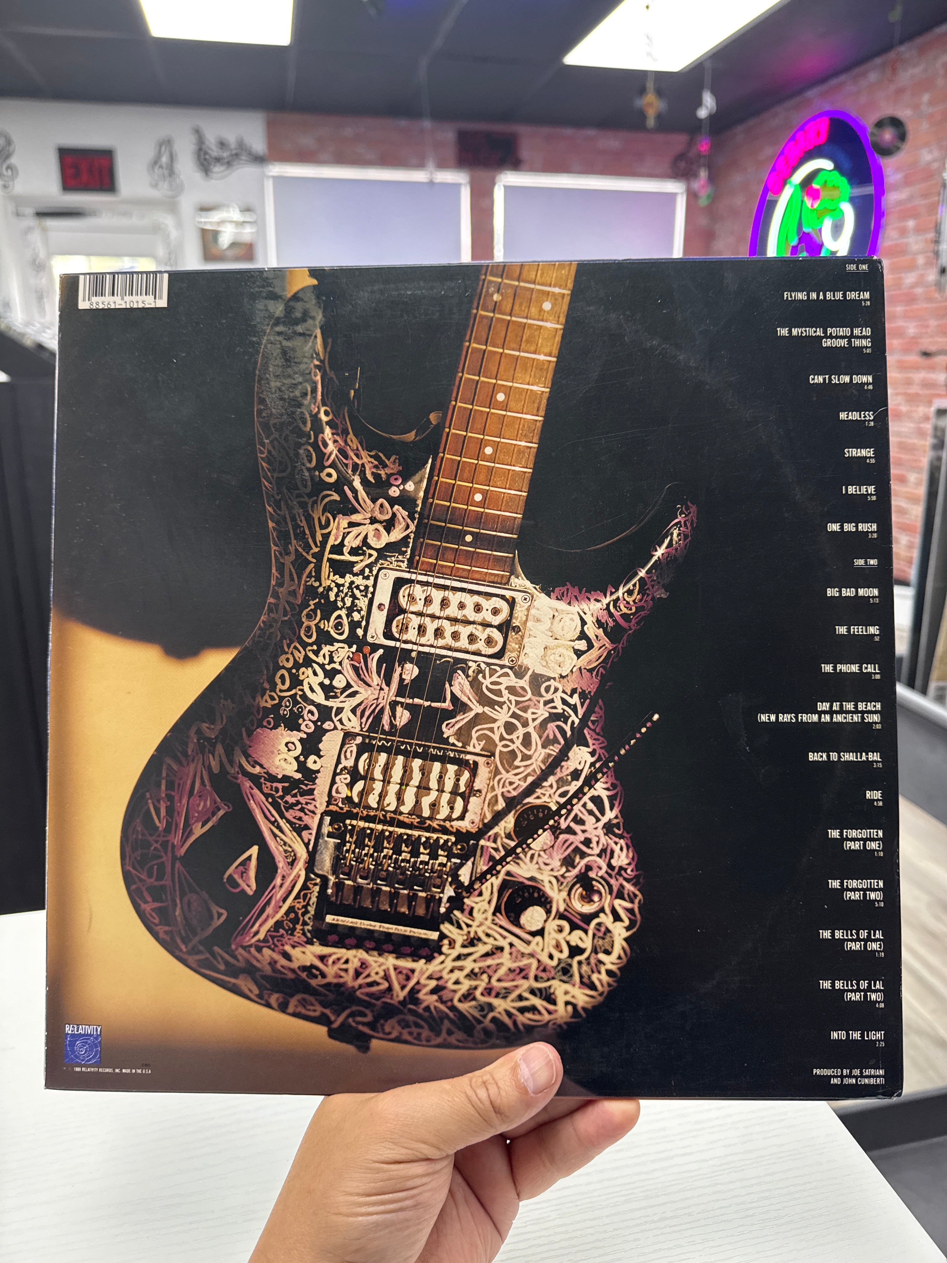 JOE SATRIANI - FLYING IN A BLUE DREAM
